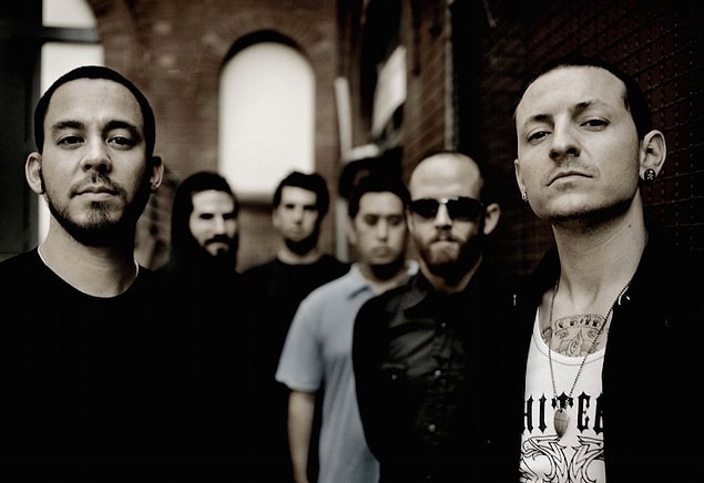 Bir süre sonra Grey Daze ile yollarını ayıran Bennington Kaliforniya'ya taşındı ve burada Linkin Park grubuna katılarak bu grupta vokalist olarak müzik kariyerini sürdürdü.