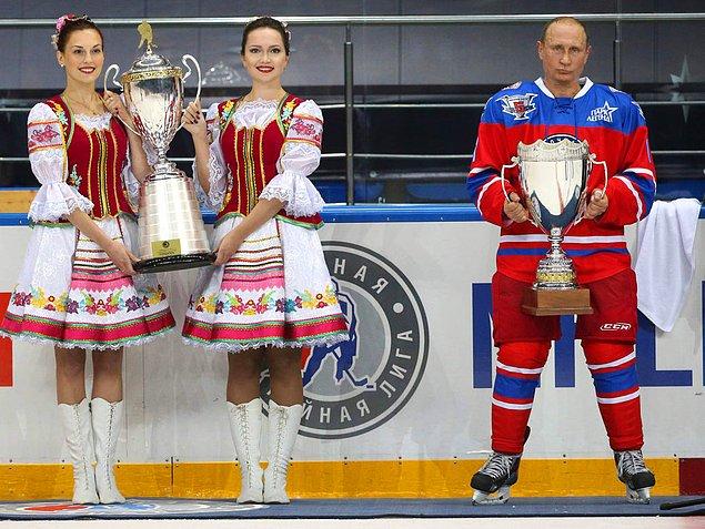 27. Putin, 63. yaş gününü Gece Ligi yıldızlarıyla hokey oynayarak geçirdi!