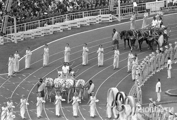 11. В начале церемонии на арену ступили мужчины и женщины в греческих тогах и с процессией из трех повозок. Это символ того, что идеи древних Олимпийских игр сохраняются и по сей день.