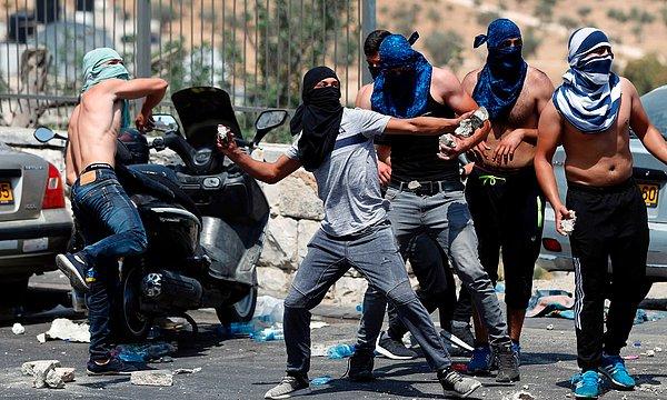 Filistinli gençler İsrail polisinin müdahalesine taşlarla karşılık verdi.