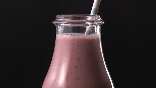 Почему бы и не выпить сытный напиток вместо завтрака? Ведь на дворе лето!