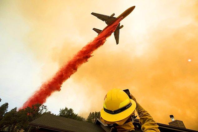 7. Geçtiğimiz hafta Kaliforniya'da çıkan büyük orman yangınları sırasında havadan müdahale yapılıyor.
