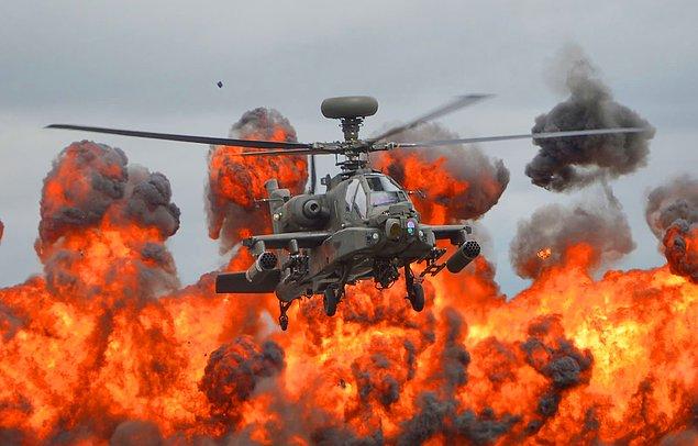 9. Apache helikopter İngiltere'de Gloucestershire kentinde yangın söndürme yeteneğini ve kapasitesini gösteriyor.
