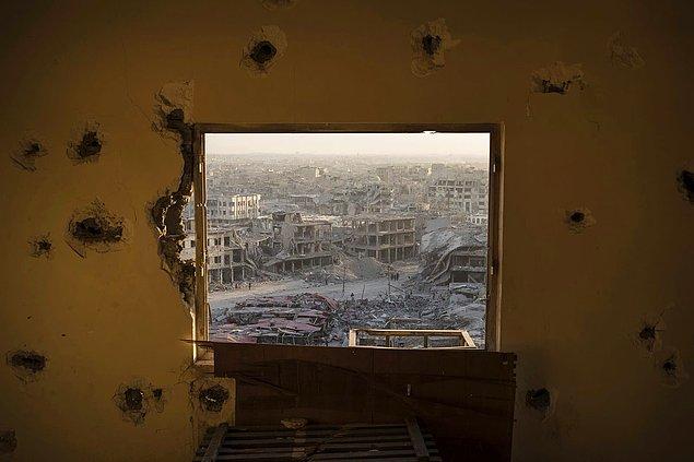13. IŞİD'den temizlenen Musul'da harabeye dönmüş bir otelin penceresinden yakalanmış bir fotoğraf.
