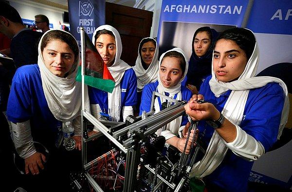 1. Afganistan'dan sadece kızların oluşturduğu bir öğrenci grubu Birinci Küresel Robot Olimpiyatları'na katılmaya hazırlanıyor.
