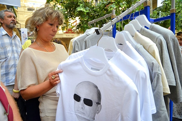 8. Футболки с Путиным в очках