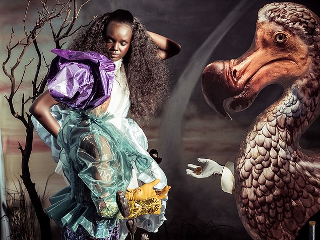 İngiliz Vogue editörü Edward Enninful tarafından tasarlandı takvim, kendisi ilk kez büyük bir kadın moda dergisi tasarlayan siyahi insan.