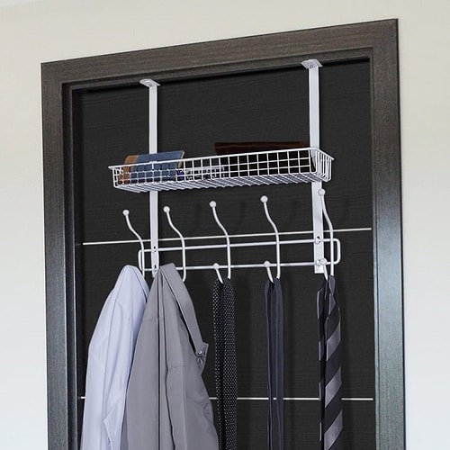 Yerde ya da dağınık duran eşyalarınızı kapı arkası askılarına asın.