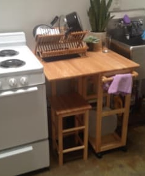 Böyle bir masa kullanırsanız yemeğinizi yedikten sonra tekrar saklama rafı haline getirip kaldırabilirsiniz.