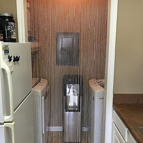 Boncuklu, ipli perdeler içinde bulunduğunuz odaya bir derinlik hissi verdiği için olduğundan daha ferah gösterir.