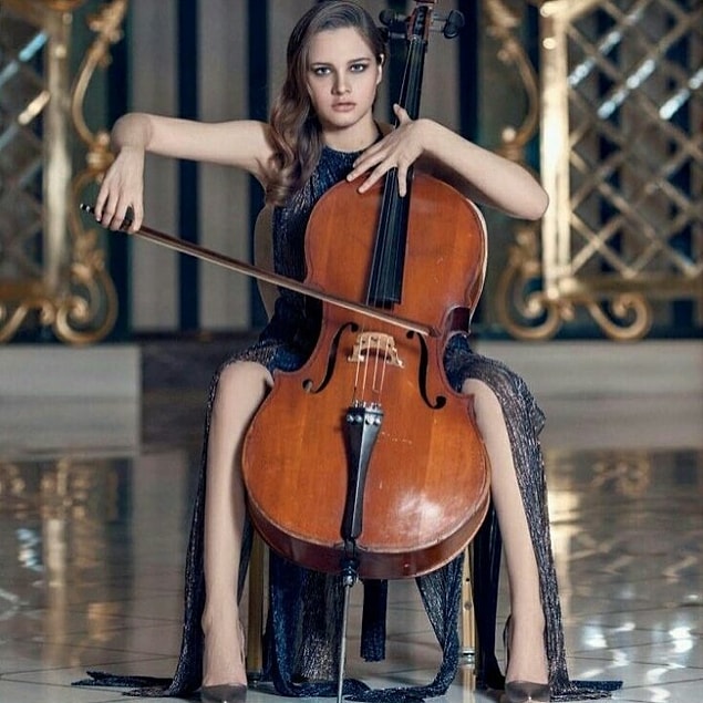 3. Güzel Sanatlar Lisesi Müzik Bölümü mezunu, çello çalıyor ve enstrümanını çok seviyor, sesi de aşırı güzel. 😊🎶🎶
