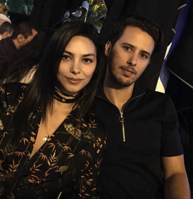 8. Evlenme hikayeleri ise biraz ilginç. Tuan Tunalı, Hazal'ı setteyken arıyor ve evi su bastı diye çağırıyor. Bu bahaneyle evlilik teklif ediyor. 💍😅