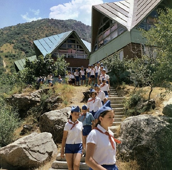 2. Стройный ряд советских пионеров