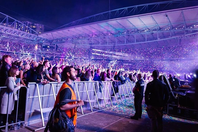 Fosforlu işçi yelekleriyle sahne önünden Coldplay konseri izlediler!