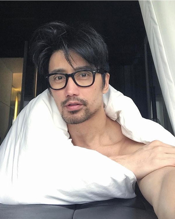 4. Также он приписывает свой свежий вид тому, что придерживается правила не принимать ванну поздно ночью или рано утром.