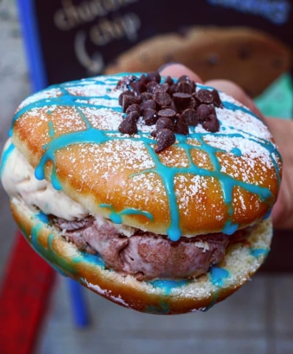 20. Пончик с мороженым