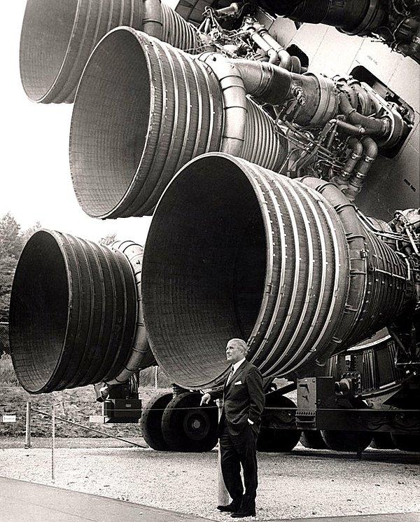 12. Almanya ve ABD'de roket teknolojisinin gelişmesini sağlayan bilim insanı Wernher von Braun, yaklaşık 6 metre yüksekliğindeki NASA'nın F-1 roketinin yanında poz verirken, 1960'lar.