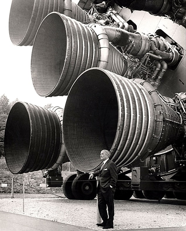 12. Almanya ve ABD'de roket teknolojisinin gelişmesini sağlayan bilim insanı Wernher von Braun, yaklaşık 6 metre yüksekliğindeki NASA'nın F-1 roketinin yanında poz verirken, 1960'lar.