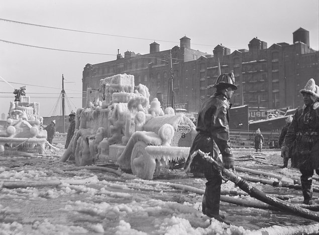 21. Kontrol altına alınmış büyük bir yangın sonrası 0 derecenin altında bir havada donan itfaiye araçları, Boston, ABD, 1920'ler.