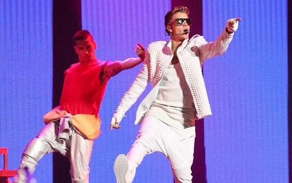 Çin'de bir Justin Bieber hayranı; Pekin Belediyesi Kültür Dairesi ile iletişime geçip sanatçının son yıllarda neden hiç konsere gelmediğini sordu.
