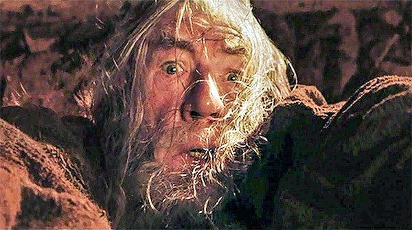 8. Gandalf, kartalları Mordor'a yüzüğü taşımaları ve yok etmeleri için göndermek istemişti ama kısmet olmadı. Frodo götürmek zorunda kaldı.