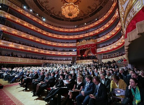 15. Только питерские театралы не тратят на партер огромные деньги, а перед третьим звонком бегут в кассы и узнают, какие места в партере свободны, чтобы затем быстренько на них пересесть