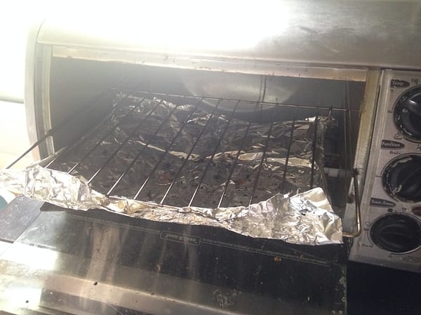 3. Если вы делаете тосты в духовке, поместите под специальный поддон лист фольги. Так вам не придётся каждый раз чистить духовку от крошек.