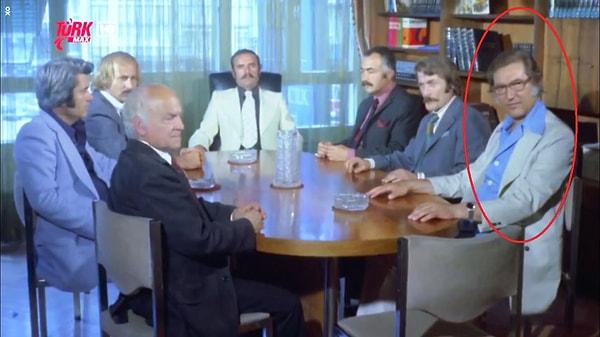 Sahte Kabadayı filminde Avukat odaya girdiğinde, Muhtar'ın masasının en başında oturan kişi,
