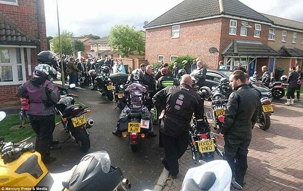 2. Последние приехали на своих мотоциклах в Госпорт, Англия, в прошлом месяце, чтобы поддержать девушку.