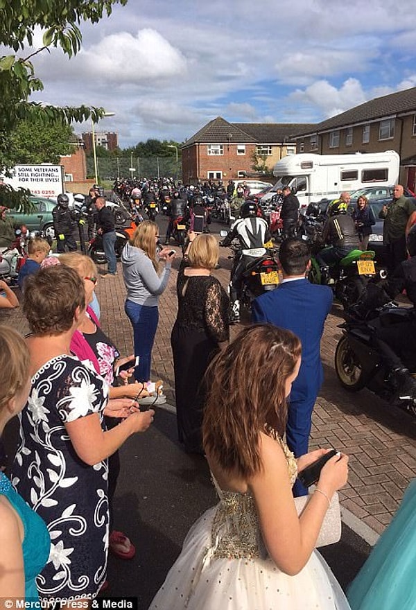 9. Не говоря уже о сотне гостей, которые пришли, чтобы сфотографироваться и полюбоваться на Шеннон в ее платье для выпускного.