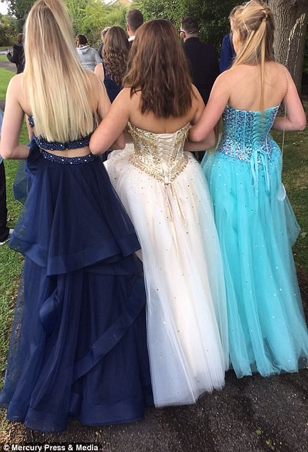 9. Не говоря уже о сотне гостей, которые пришли, чтобы сфотографироваться и полюбоваться на Шеннон в ее платье для выпускного.