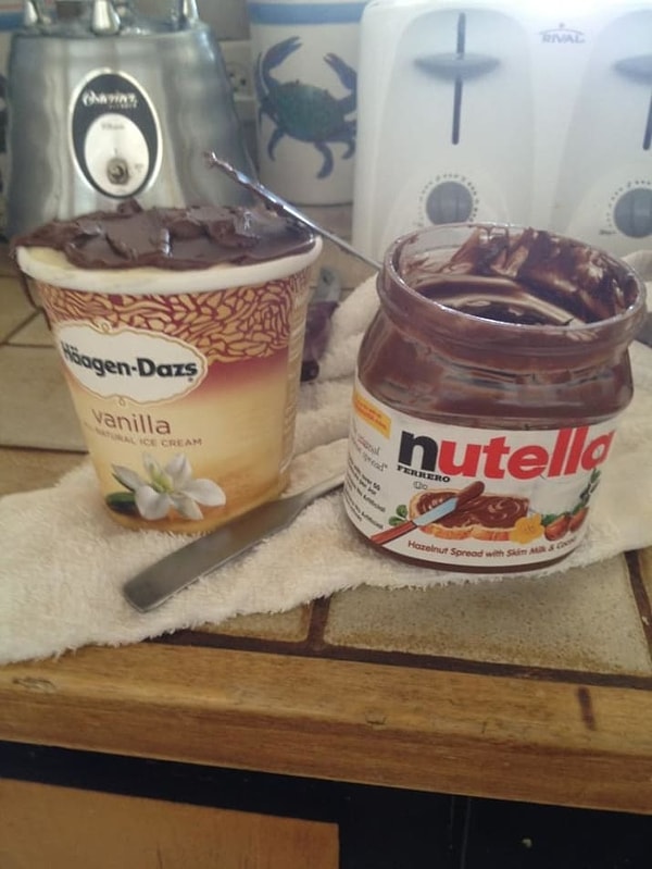 10. Если вам не хватает шоколада в ванильном мороженом, то воспользуйтесь вот этим лайфхаком 👇