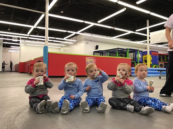 2. Близнецы родились в семье Адама и Даниэль Басби в апреле 2015 года. С 1969 года не рождалось пятерняшек женского пола.