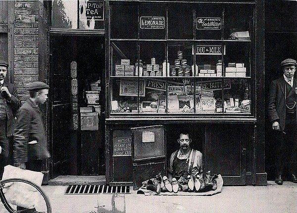 25. Londra'daki en küçük dükkanlardan biri olan 1.2 metrekarelik bir ayakkabı mağazası, 1900'ler.