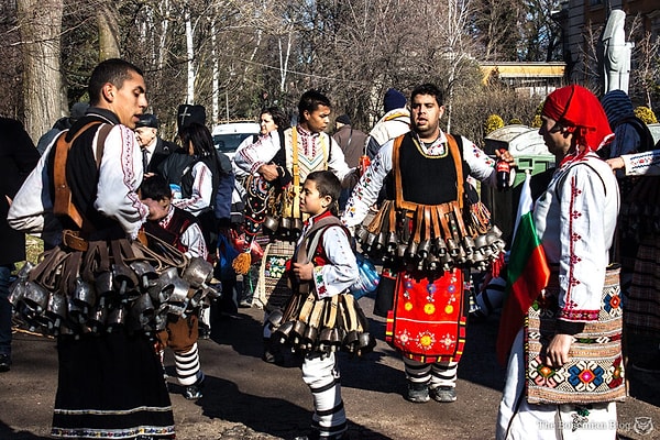 6. А еще вешают тяжелые медные или бронзовые колокольчики на пояс. Их звук, который появляется во время ритуальных танцев, призван изгнать злых духов, которые способны принести несчастье.