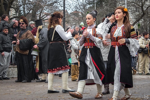 9. Костюмы, традиции, обычаи и даже даты фестиваля варьируются в зависимости от региона страны.