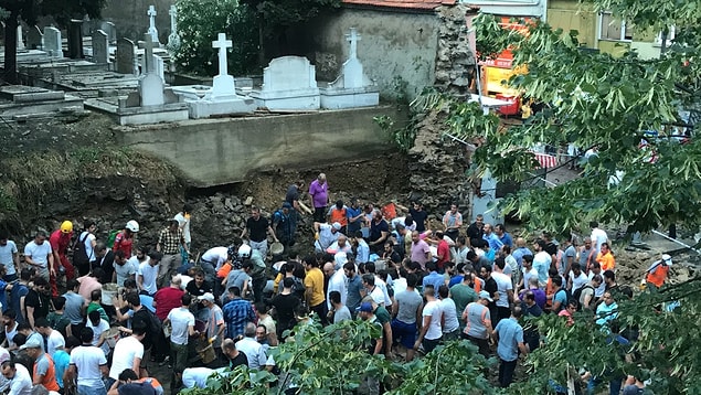 Şişli'de mezarlık duvarı çöktü