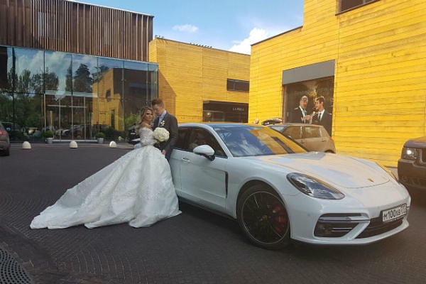 2. Расписались Никита и Алена во Дворце бракосочетания Барвиха, а для гостей устроили отдельную классическую церемонию.