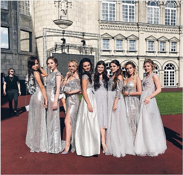 8. Подружки невесты облачились в длинные платья в серебристо-сиреневых тонах.