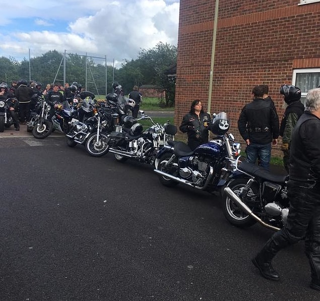 Gosport Scooter Kulübü'nden bir sürü motosikletçi Claire'ın gönderisini fark etti ve Shannon'ın ailesiyle birlikte bir 'Alternatif Balo' düzenledi.