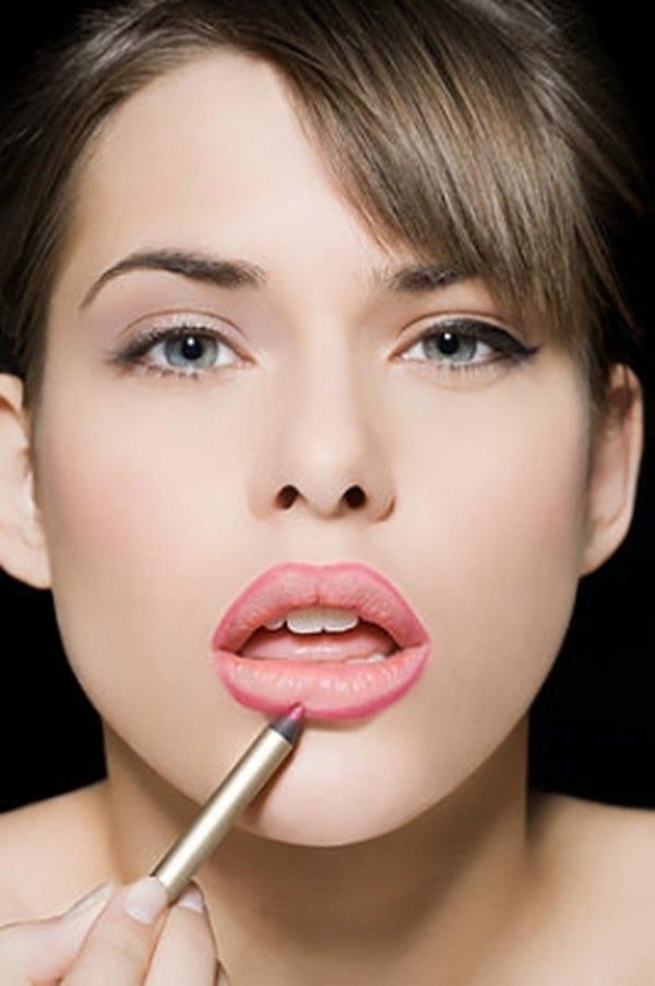 6. С чувством прорисованный контур губ (не в цвет с помадой)