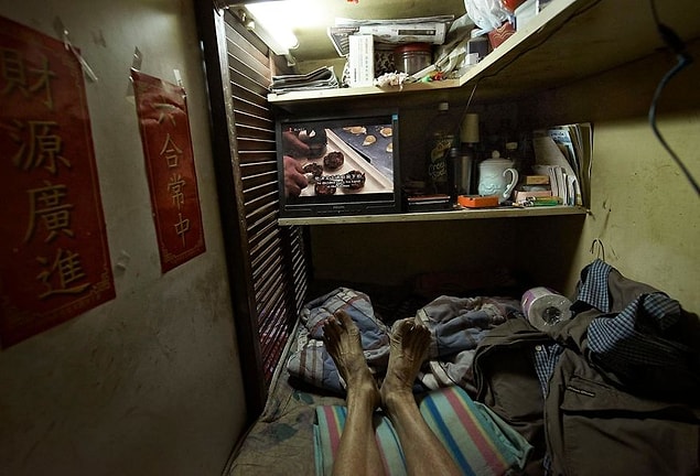 8. Benny Lam, "Trapped" (tutsak, köşeye sıkışmış) adını verdiği bu fotoğraf projesinde, kabinlerdeki olumsuz hayat şartlarına ilgi çekmeyi amaçlamış.