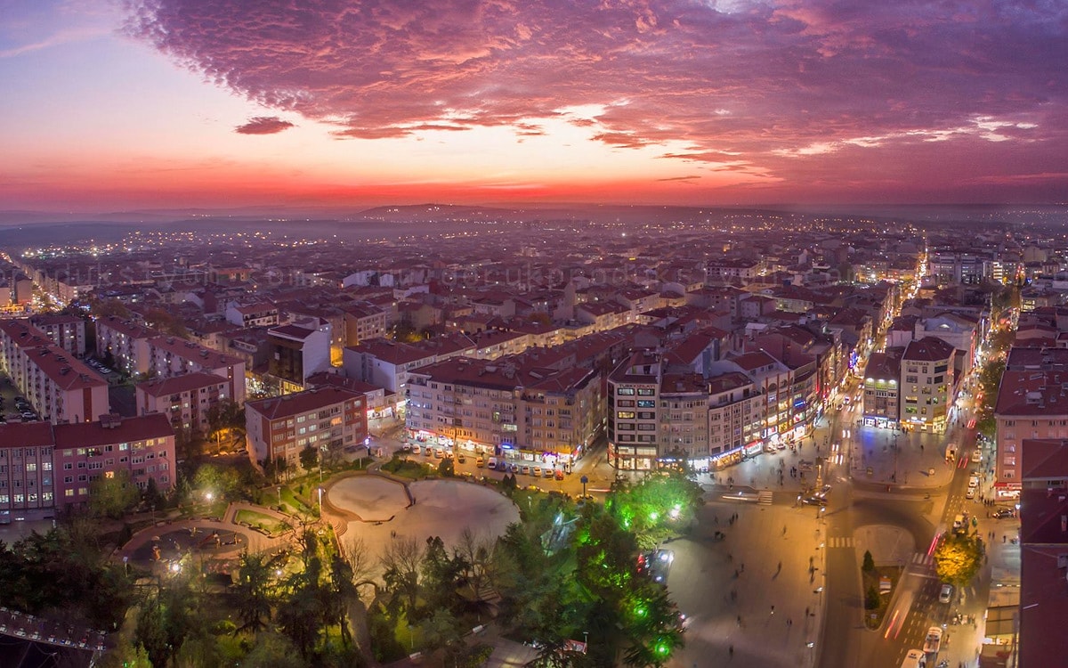 Bu sanayinin çok yoğun olduğu büyük nüfuslu ilçemizin de her zaman. şehrine...