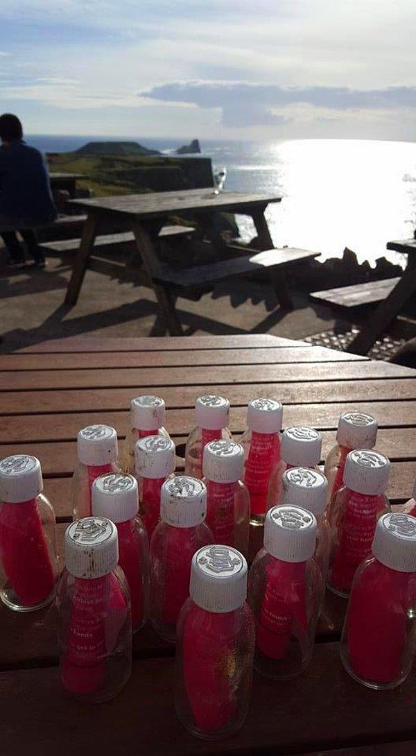 Romantik jest planına göre 2000 şişeyi İngiltere'nın farklı kıyılarından denize bırakması gerekiyordu.