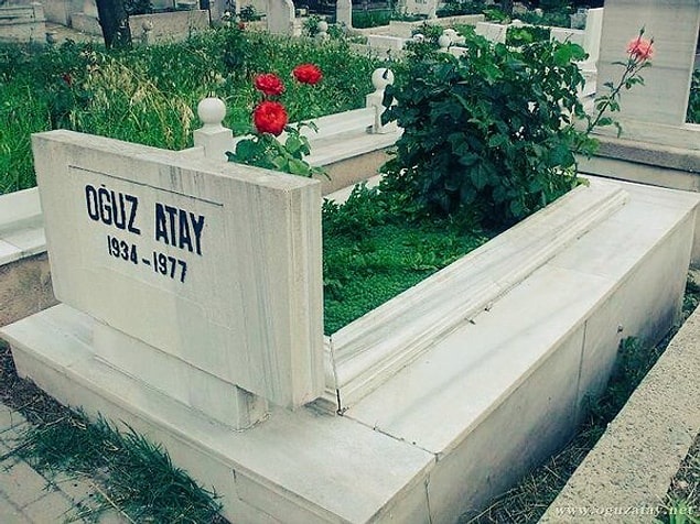 1977 yılında aramızdan ayrılan yazarın Edirnekapı Sakızağacı Şehitliği’nde bulunan mezarının normal görüntüsü aslında böyleydi.