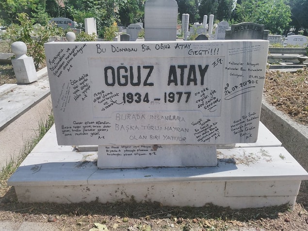 Ancak zaman içerisinde Oğuz Atay'ı sevenler, ona olan sevgisini mezar taşına yazdıkları yazıyla göstermeye çalışmışlar.