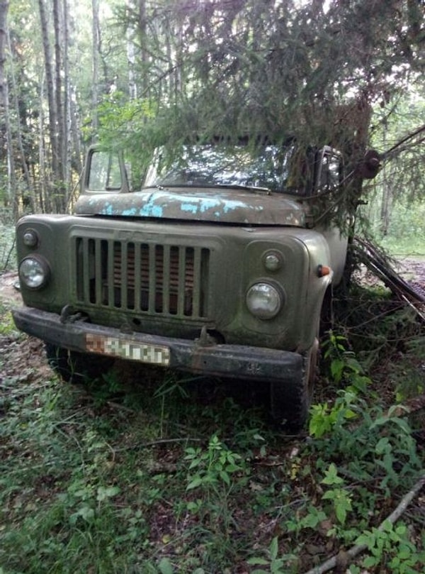 2. Он попытался замаскировать грузовик ветками, чтобы его не было видно издалека. Также он время от времени менял локацию, колеся по лесу и стараясь не оставаться на одном месте надолго.