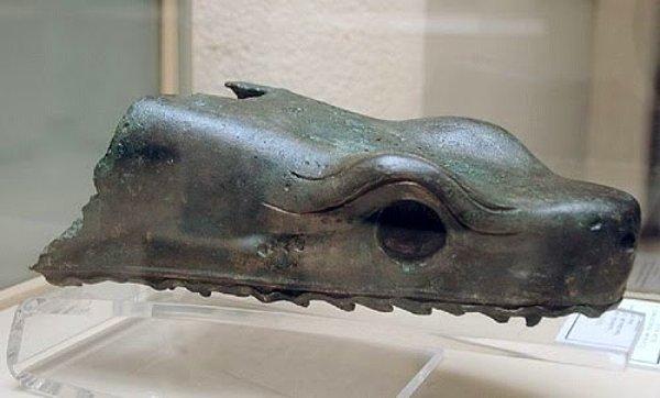 1848'de bulunan ve günümüzde Arkeoloji Müzesinde sergilenen kayıp yılan başlarından birinin üst çenesi.