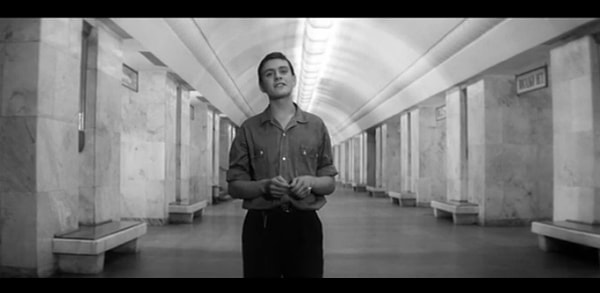 8. Коренной московский говор ни с чем не спутаешь. Аканье и протяжные гласные в словах - вот вам ориентиры.