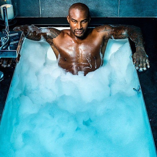 5. Парни тоже любят расслабляться в ванне с пеной
